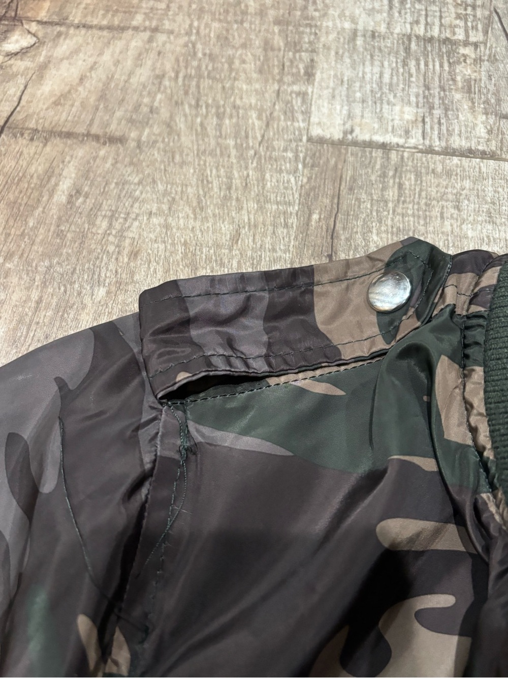 Women’s Green Camo Bomber Jacket with Red Zipper Size Medium - Picture 11 of 12